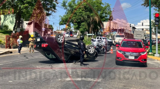 Se registra aparatosa volcadura en la carretera Xalapa – Veracruz
