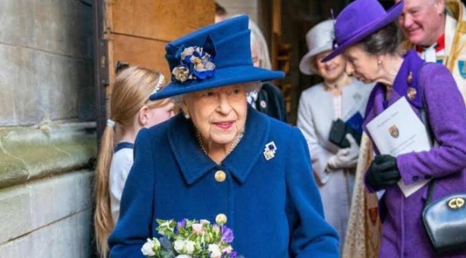 Muere la Reina Isabel II, monarca más longeva del Reino Unido.