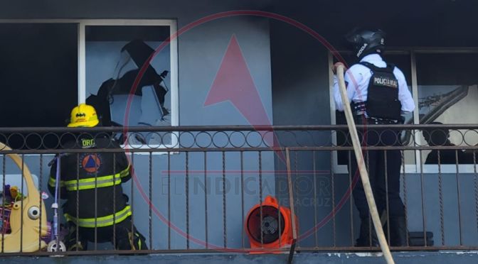 Bomberos Xalapa logra contener incendio en la colonia Salud